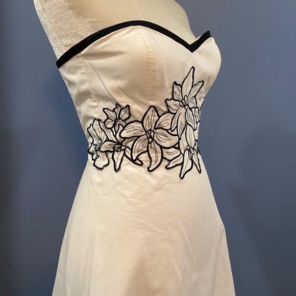 White House Black Market Strapless Dress - Picture 3 of 4